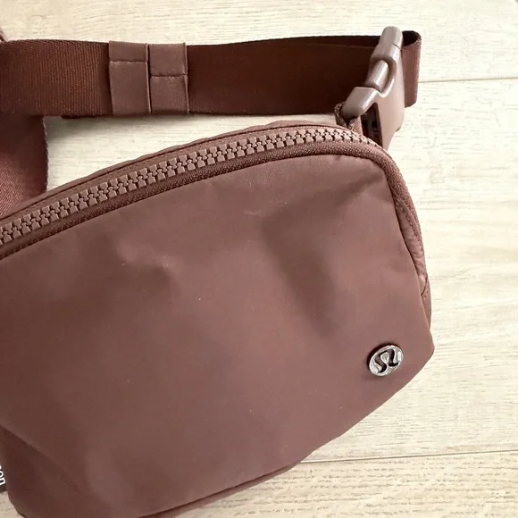 Lululemon Everywhere Belt Bag 1L in Java | Chocolate Brown - Picture 7 of 11